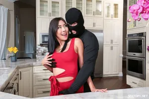 Gã chồng phát hiện Người vợ đang vụng trộm với bạn thân và cái kết