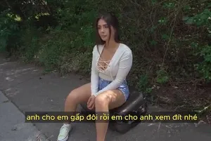Người nổi tiếng trên Internet Rina bị bắn vào mặt và liên tục làm cử chỉ "yeah" với máy ảnh