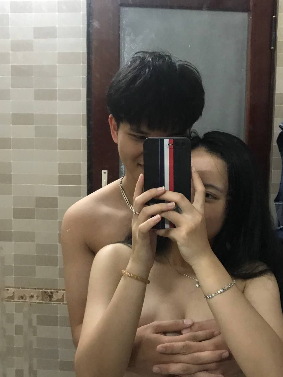 Jingdong Films JD-124 Cô gái trẻ xinh đẹp bị một kỹ thuật viên nam dụ dỗ và lừa dối bằng nhiều cách khác nhau