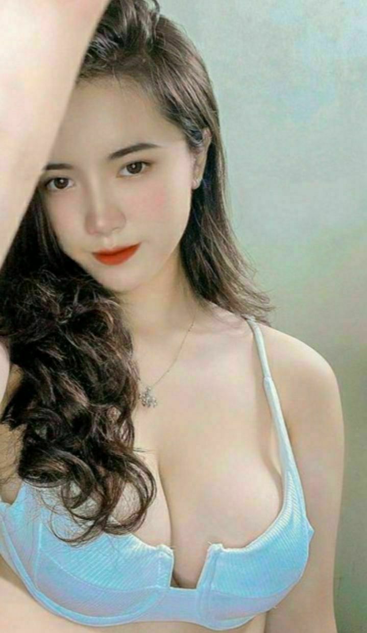 Bố dượng số hưởng địt cùng lúc con gái và em trợ lý riêng